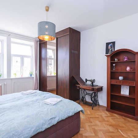 Cozy & Spacious Family Stay Near Train Station Bratislava Bagian luar foto