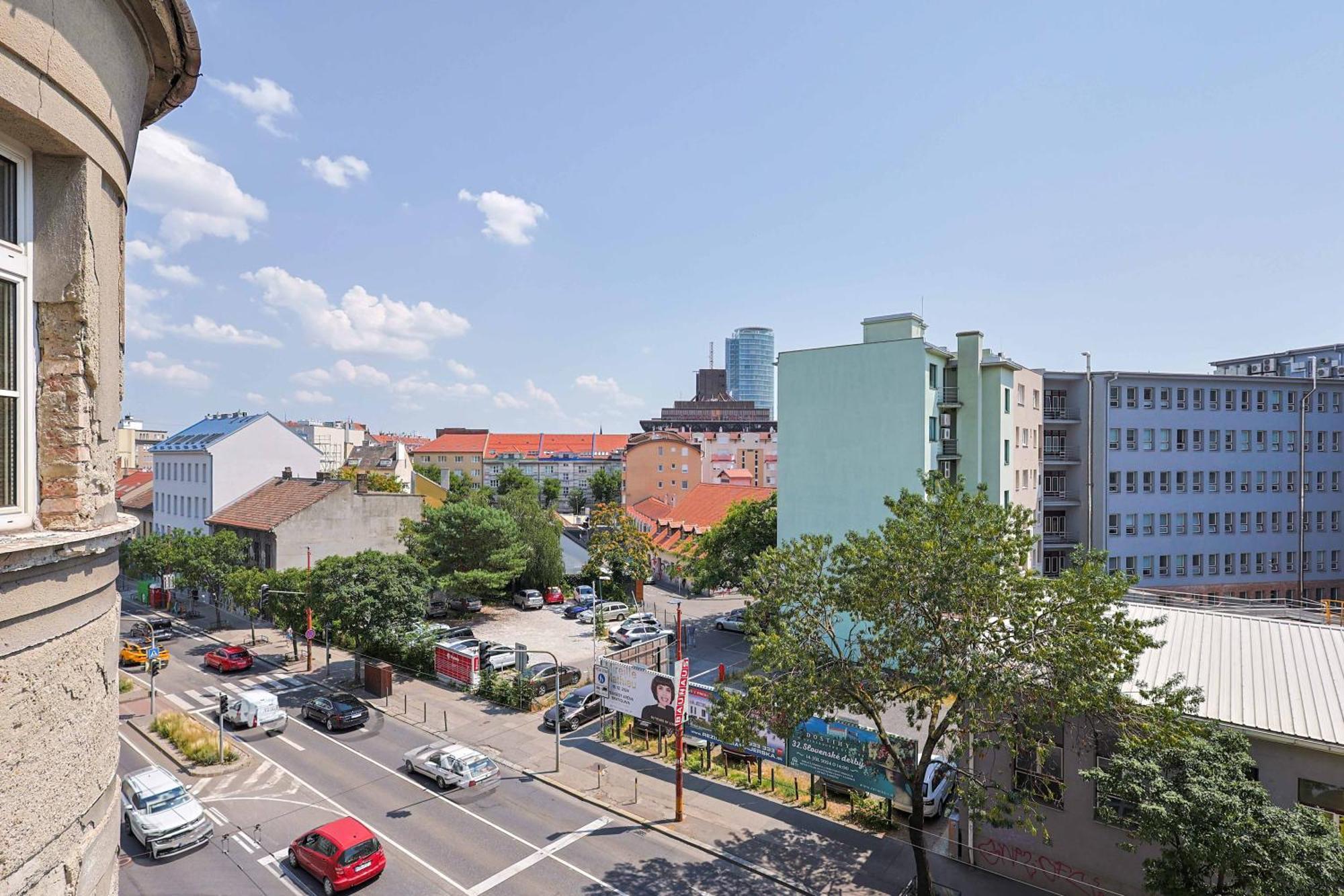 Cozy & Spacious Family Stay Near Train Station Bratislava Bagian luar foto