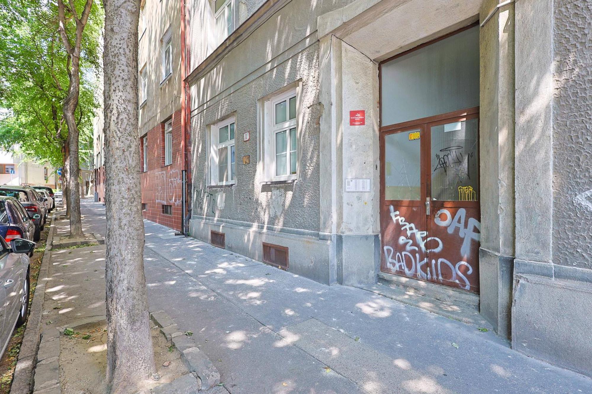 Cozy & Spacious Family Stay Near Train Station Bratislava Bagian luar foto