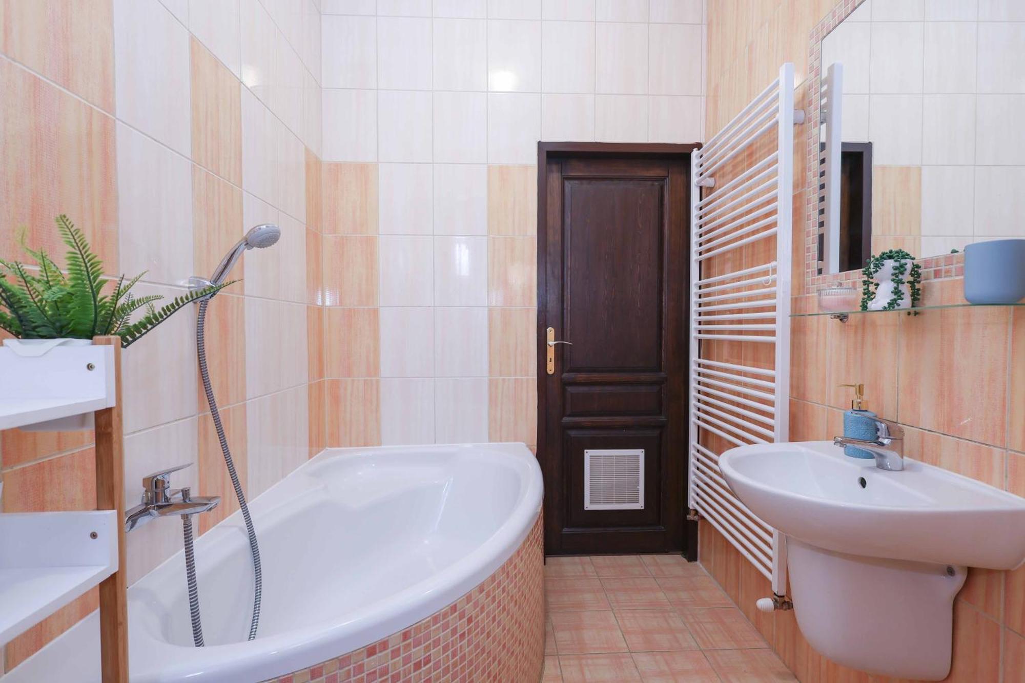 Cozy & Spacious Family Stay Near Train Station Bratislava Bagian luar foto